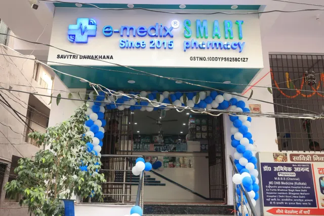 Blue-and-white balloons frame a welcoming entrance. — Juran Chapra, Muzaffarpur
