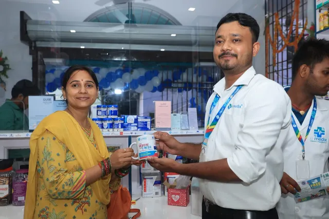 A friendly exchange at the counter adds to the day's memories. — Juran Chapra, Muzaffarpur