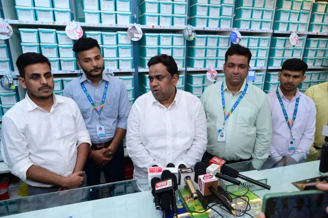 The team gathers at the counter for a media interaction. — Gola Road