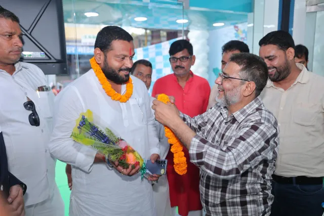 Flowers and a garland make for a warm welcome. — Sherghati