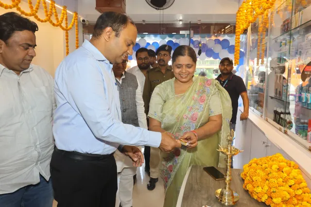 Guests share a traditional lamp-lighting ceremony. — Mohanpur, Samastipur