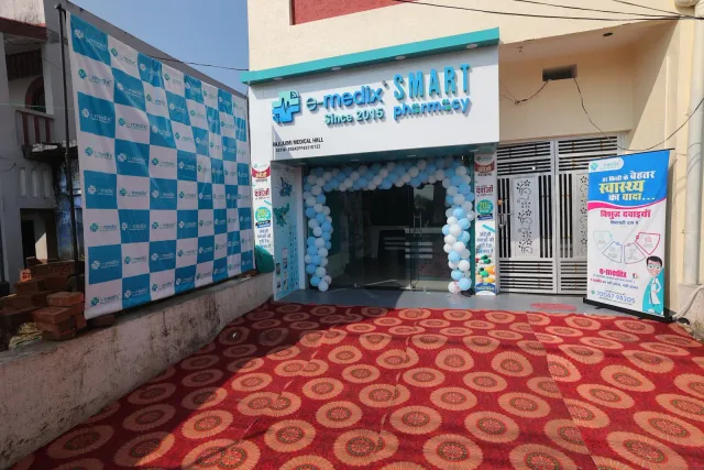 A patterned red carpet leads to the balloon-decorated entrance. — Gomia