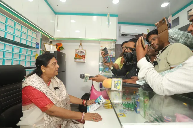 A glimpse of the cameras capturing opening-day conversations. — Motipur, Muzaffarpur