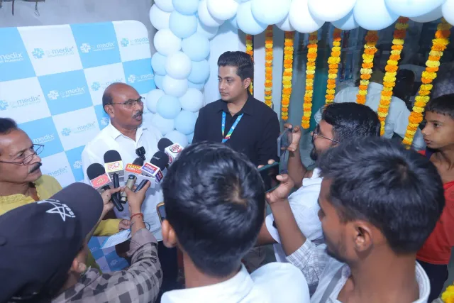 Cameras gather around an opening-day media conversation. — Mubarakpur, Danapur